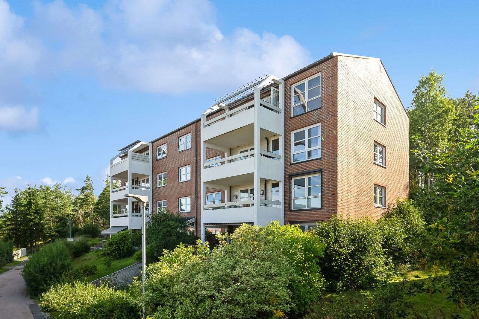 Fasade. Boligen ligger i byggets 4. etasje med romslig balkong. Galleribilde