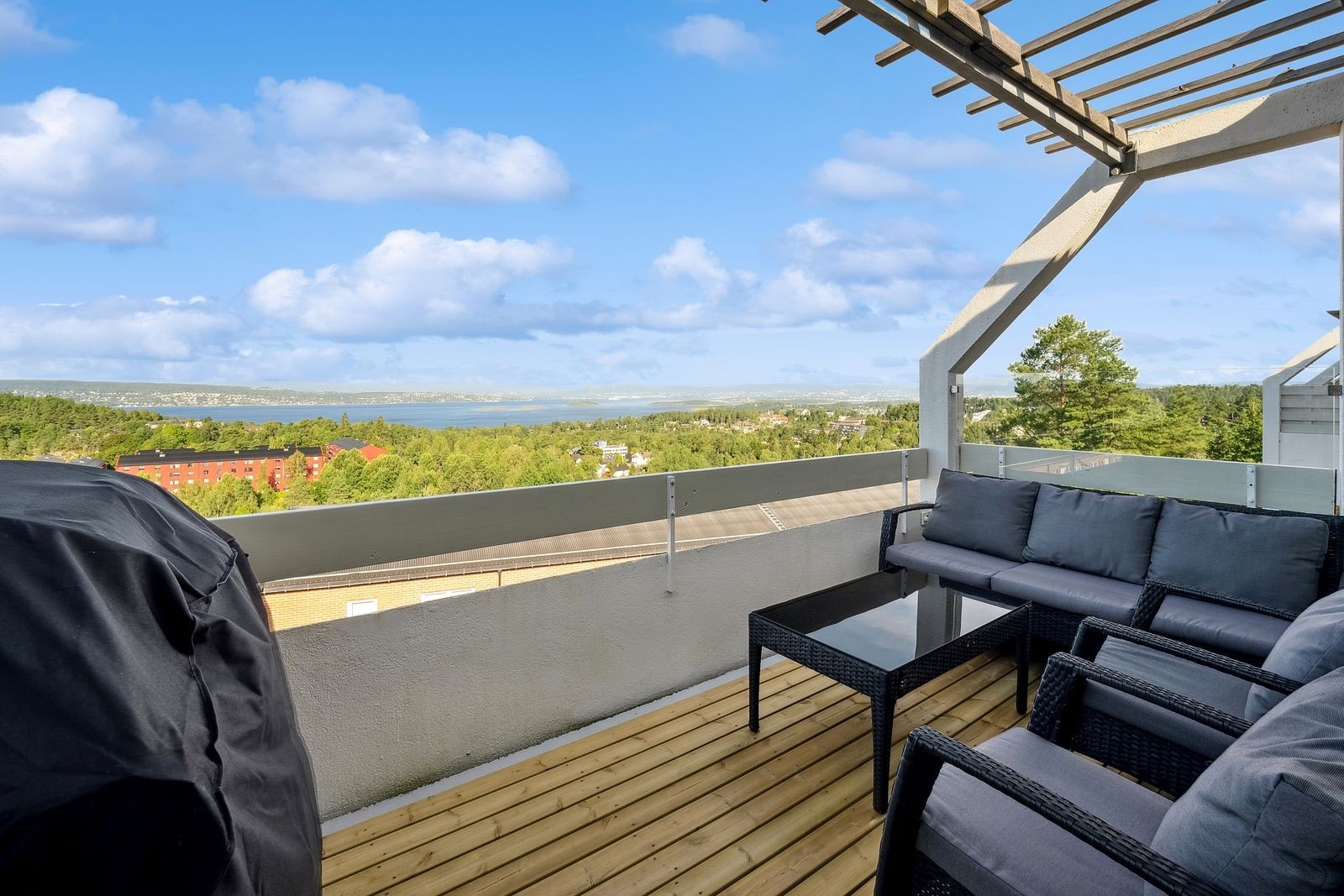 Velkommen til Asperudåsen 51! En lys og innholdsrik toppleilighet med fantastisk utsikt. Galleribilde