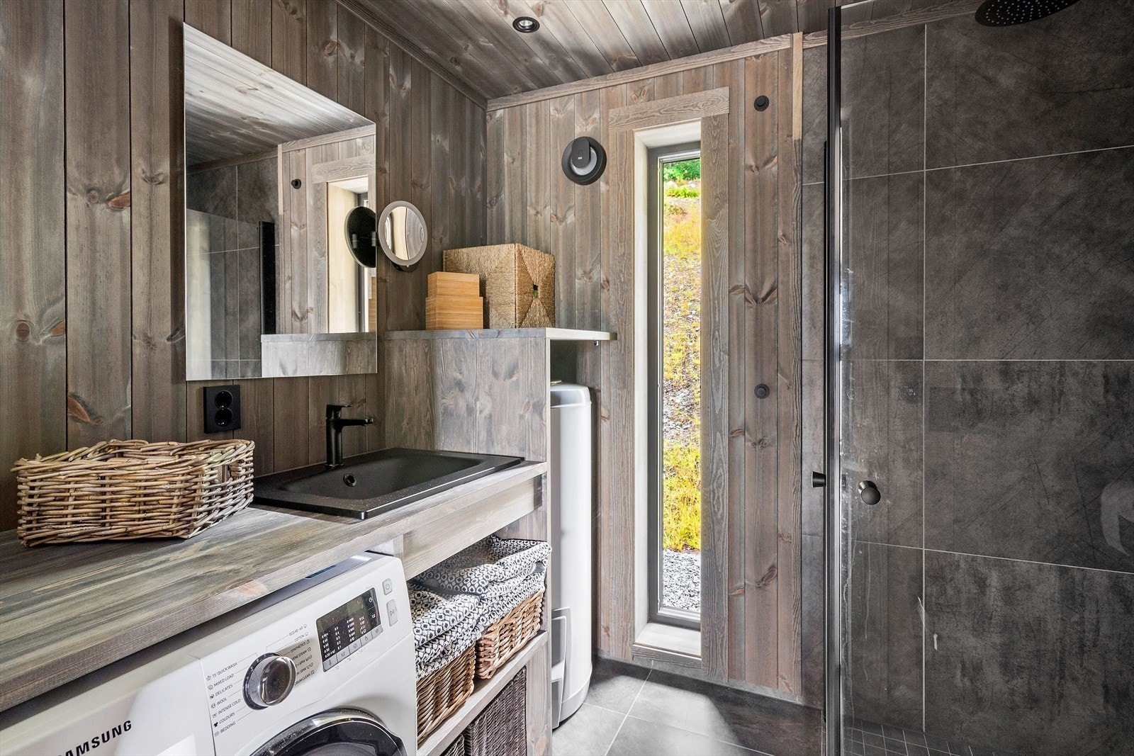 Lekker bad med "alt" du trenger - det er varmekabler i gulvstøp på badet. Galleribilde