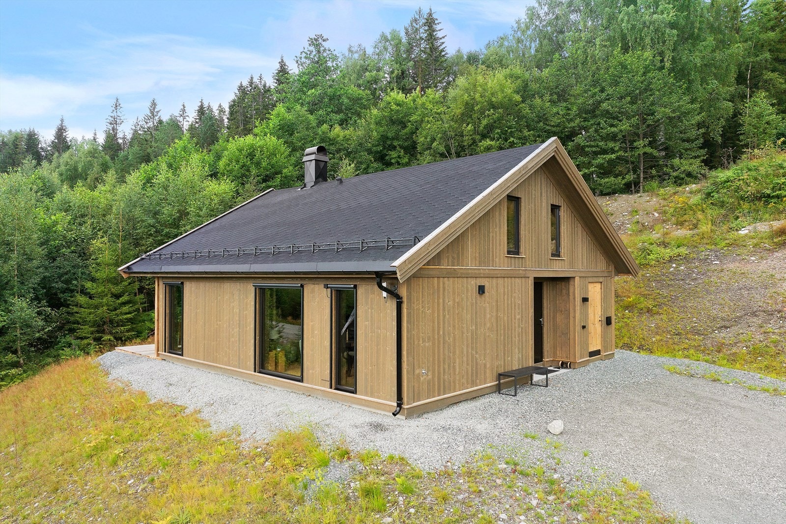 Det er montert elbillader foran hytta. Galleribilde