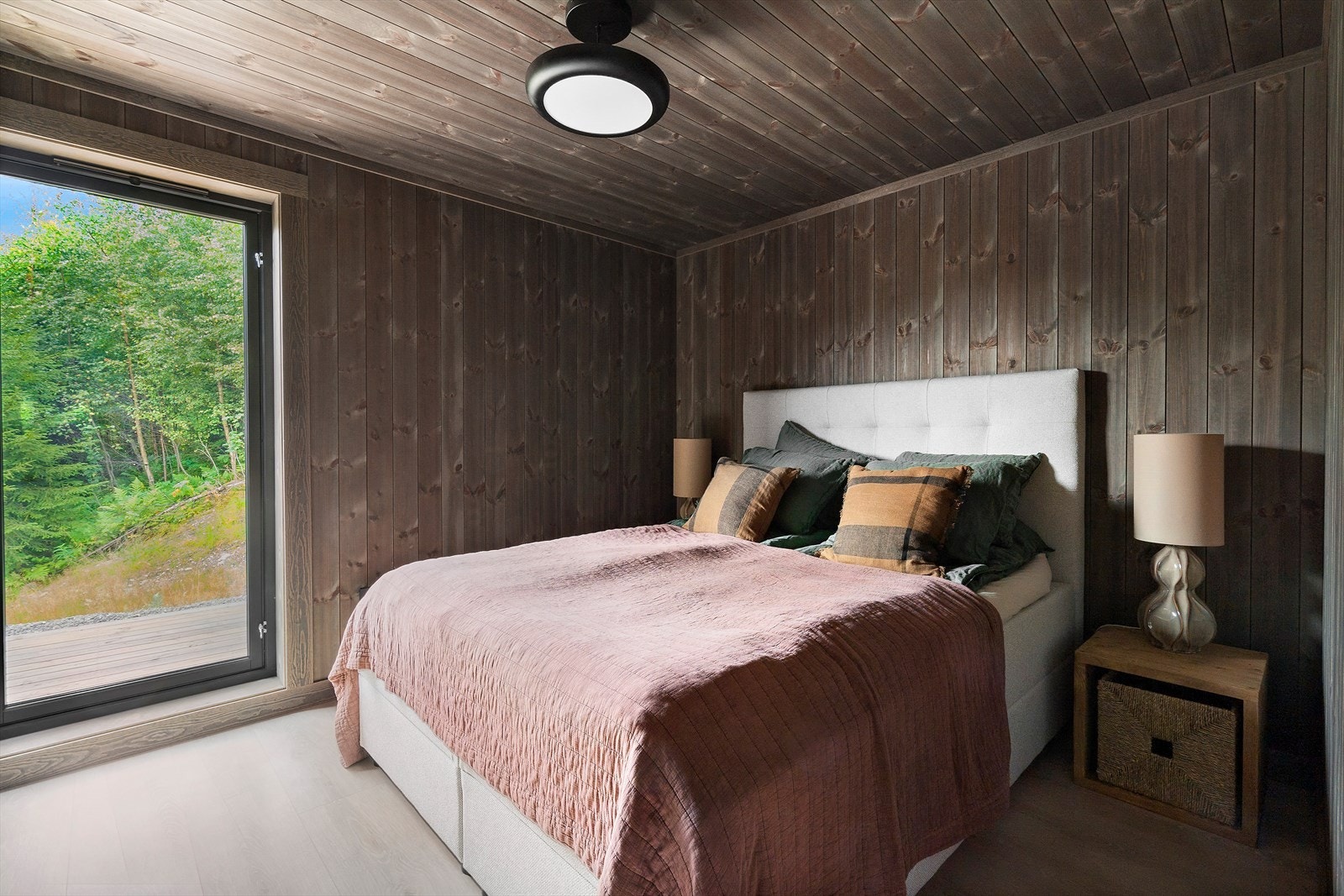 Hytta har totalt 2 soverom + hems. De 2 soverommene har totalt 5 sengeplasser. Galleribilde