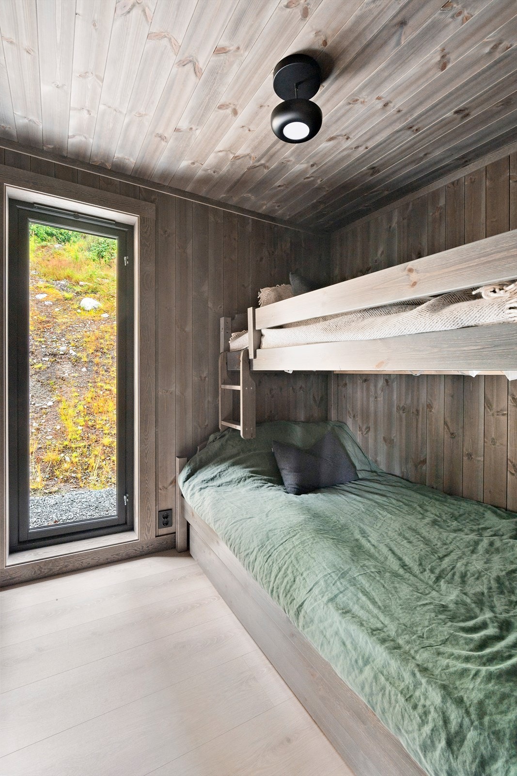 Soverom nr. 2 med snekkertilpasset køyeseng. Galleribilde