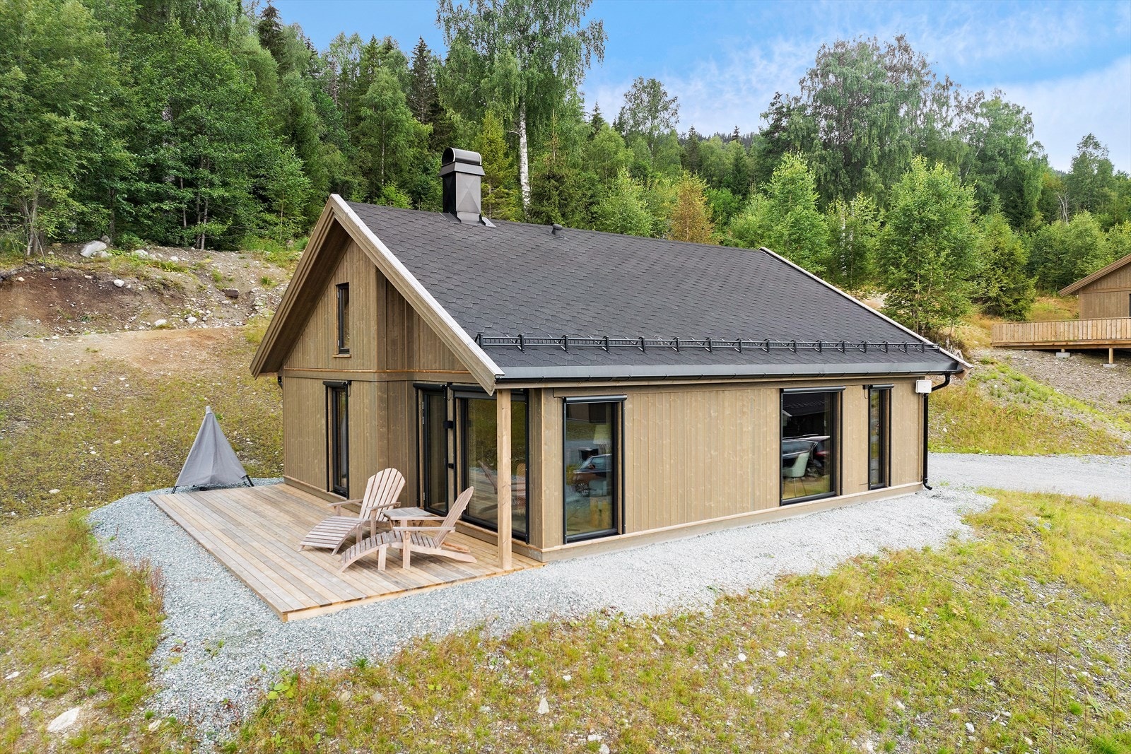 Velkommen til Øvre Norelia 4, en lekker og nyoppført (2023) hytte, presentert av Bendik Blumenthal v/Nordvik hyttemegling! Galleribilde