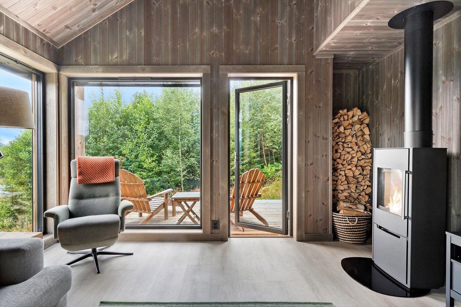 Det er peis i stua for koselig vinterdager. Galleribilde