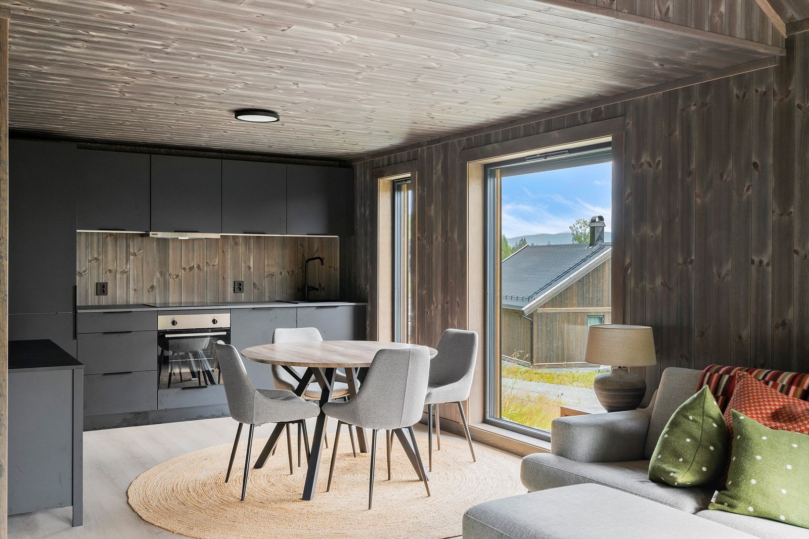 Hytta blir oppvarmet via peisovn i stua, panelovner og varmekabler i gulvstøp i entré og bad. Galleribilde