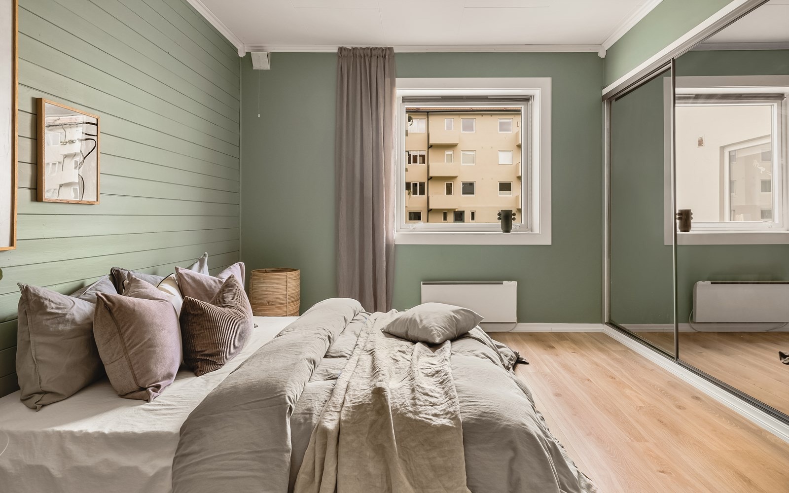 Det er videre garderobeskap langs vegg med oppbevaringsplass til bekledning og diverse. Fra vinduet på soverommet er det rikelig med naturlig lysinnslipp. Galleribilde