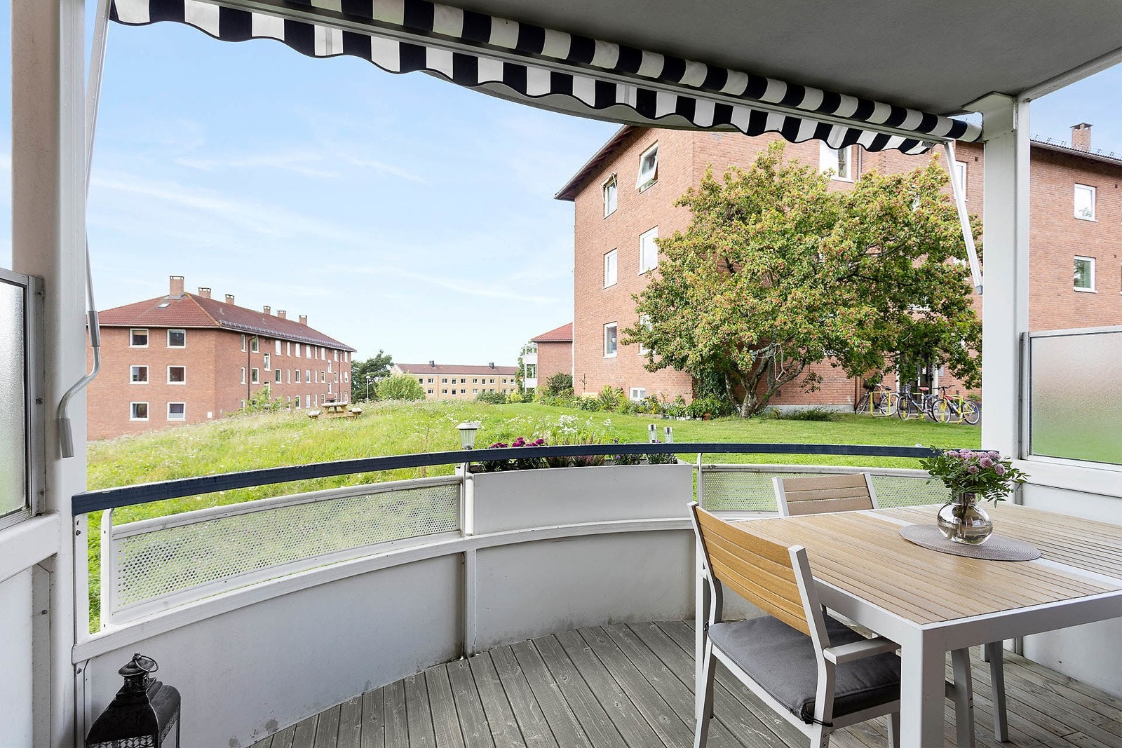 Balkong med markise og tredekke Galleribilde