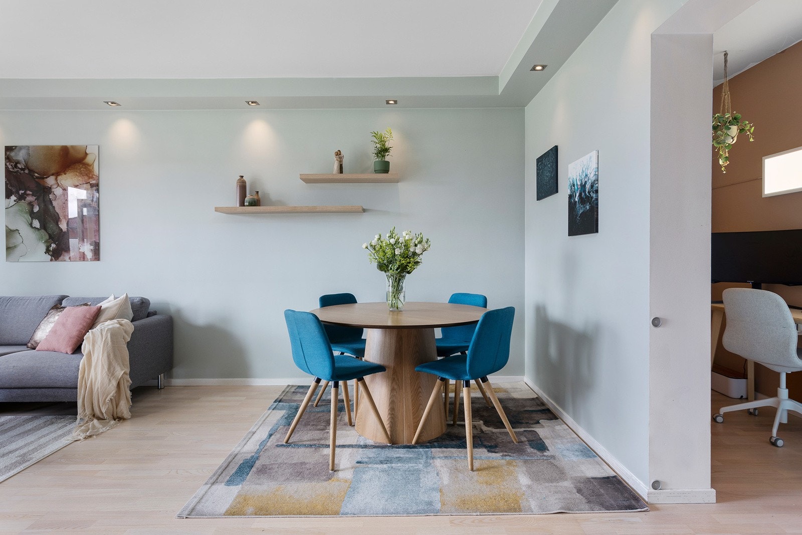 Stue med downlights. Plass til spisebord Galleribilde