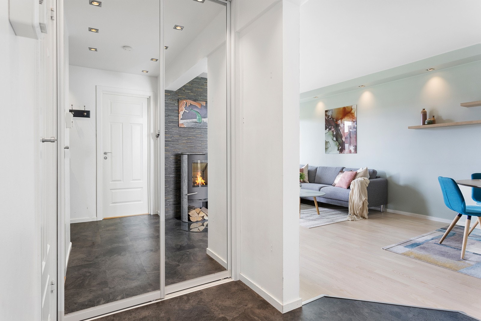 Flott skyvedørsgarderobe med speilfronter i entré Galleribilde