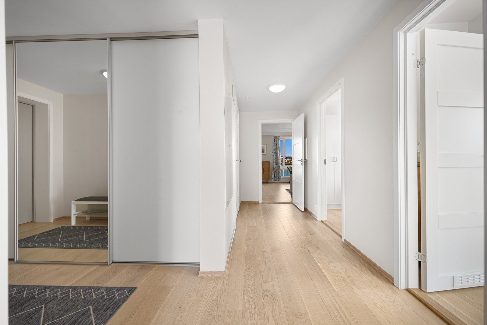 Entréen er innbydende og romslig med god plass for yttertøy i skyvedørsgarderobe Galleribilde