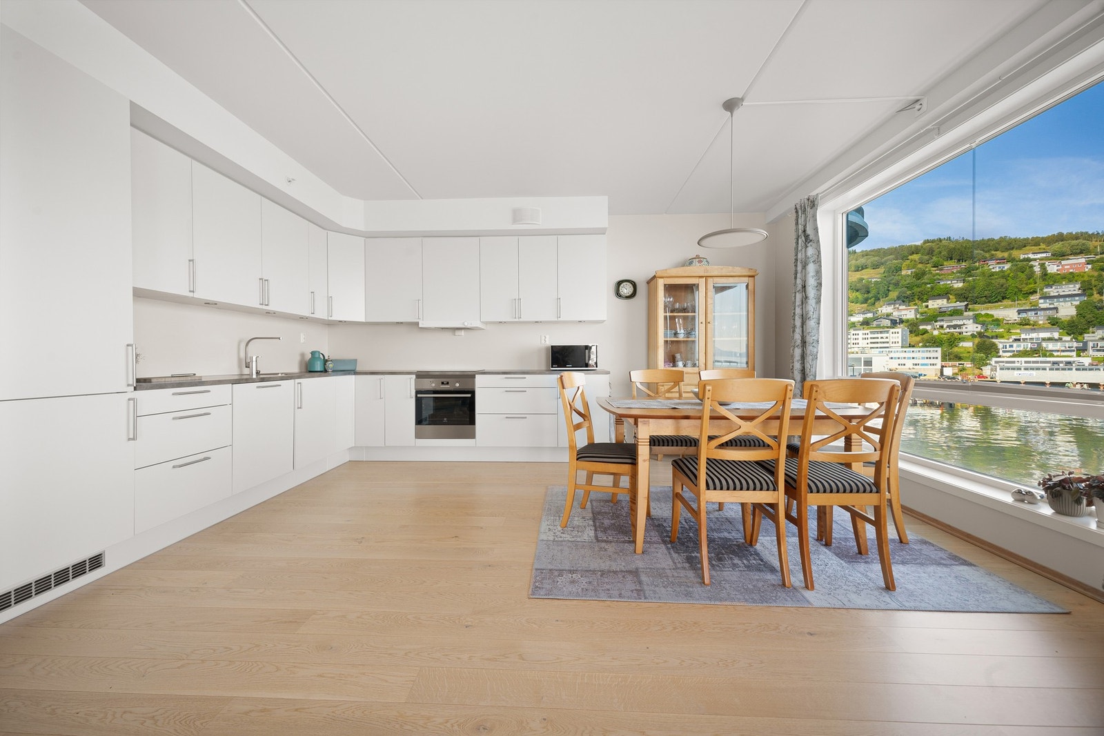 Spisestuen har sin naturlige plass i god tilknytning til kjøkken Galleribilde