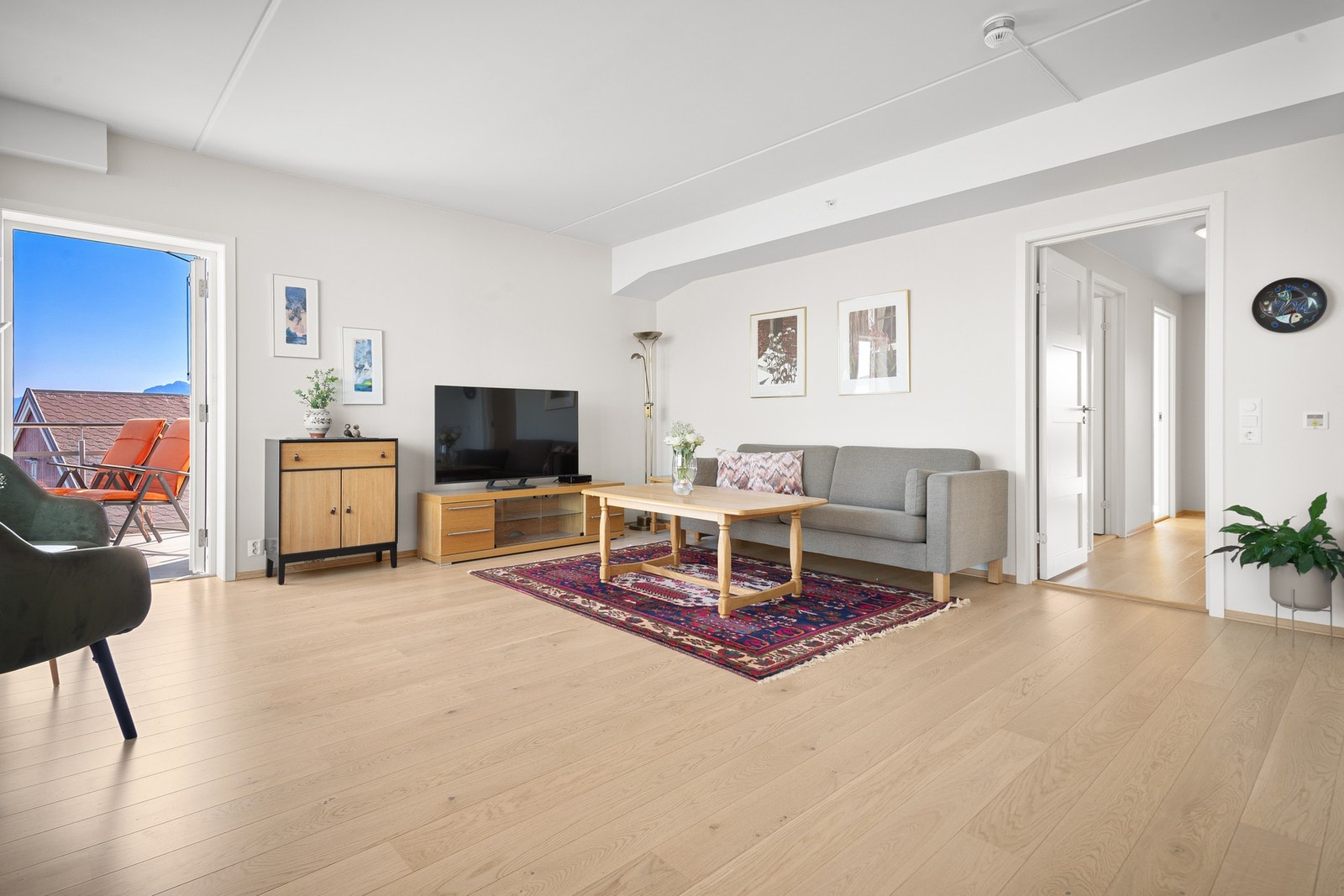 Romslig stue som gir plass for sofagruppe Galleribilde