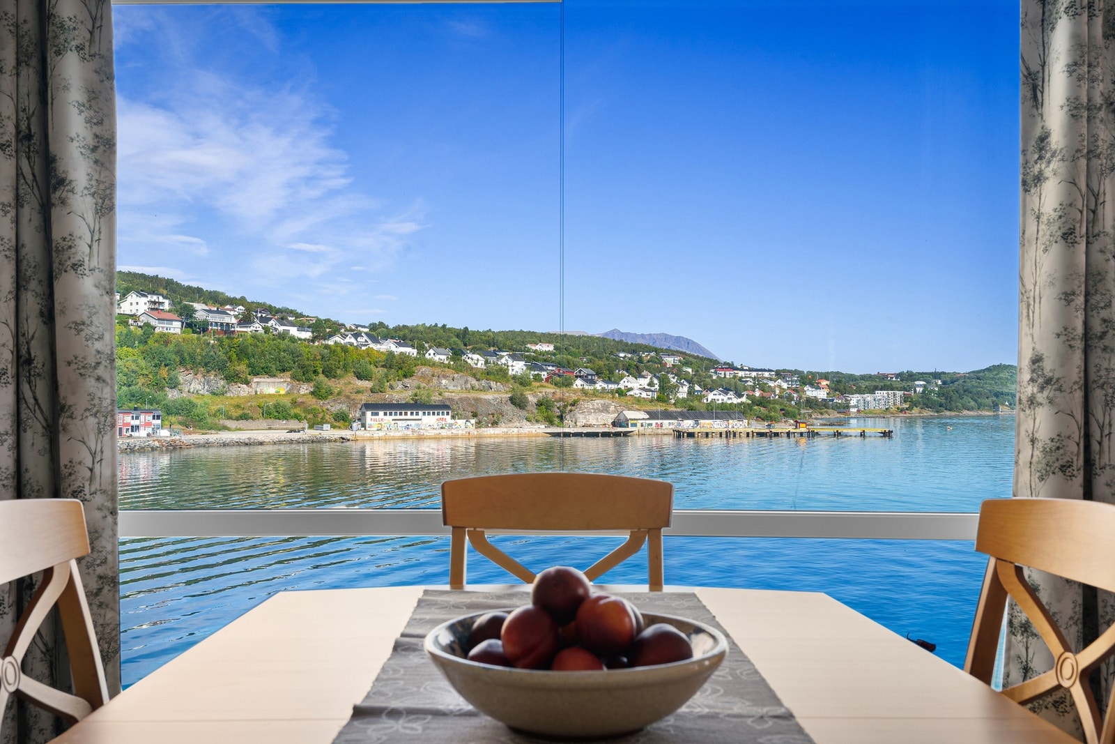 Den nydelige utsikten kan nytes fra alle leilighetens vinduer!
- Havutsikt på førsteklasse! Galleribilde