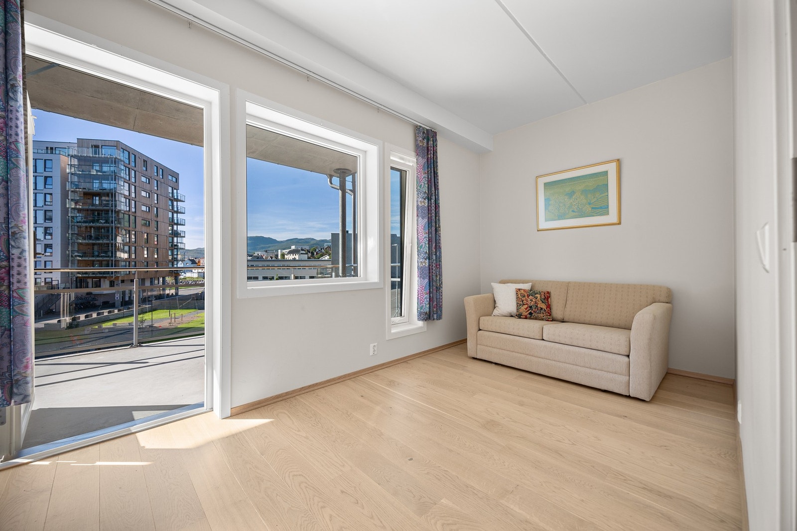 Her har du utgang til den ene av leilighetens to balkonger Galleribilde