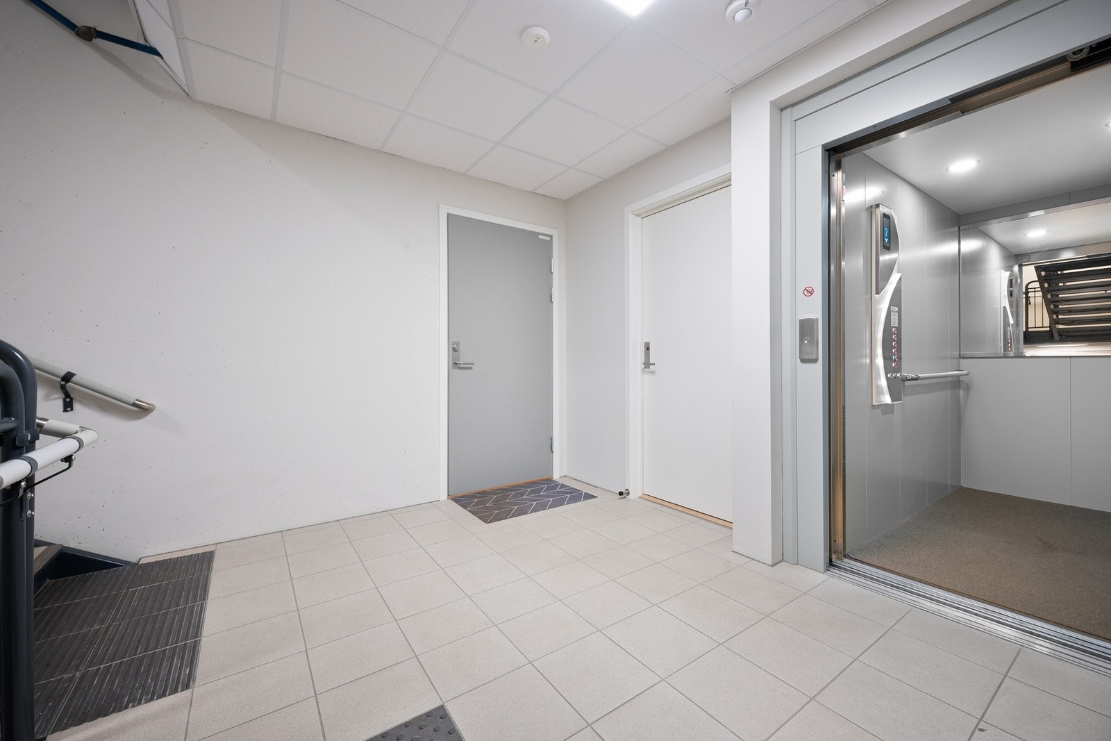 Leiligheten disponerer to boder - én i gang utenfor leilighet, og én i kjeller Galleribilde