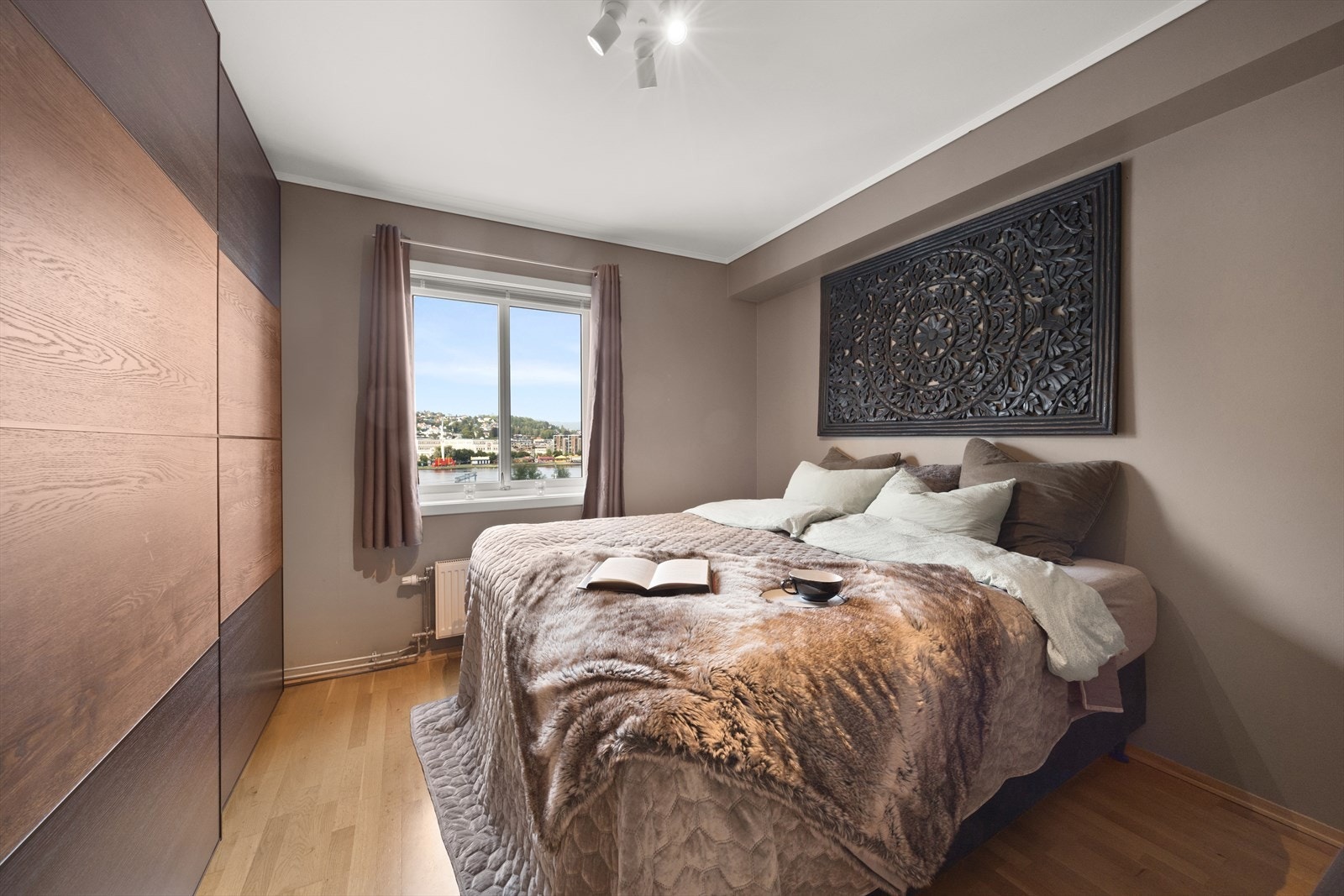 Leiligheten har 2 soverom. Hovedsoverom har plass til dobbeltseng og skyvedørsgarderobe Galleribilde