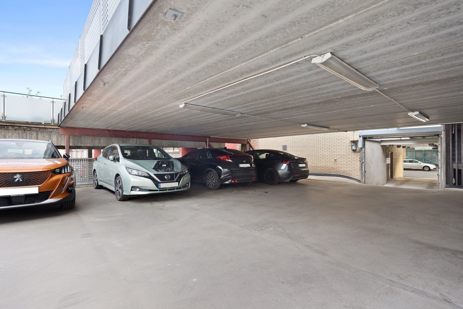 Felles carport anlegg med egen biloppstillingsplass og ladeboks for el bil Galleribilde