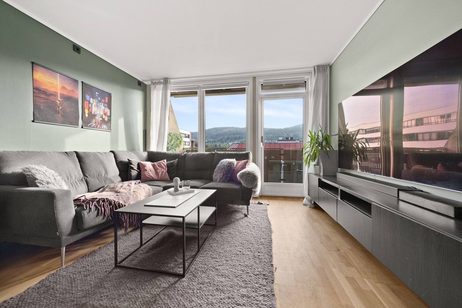 Stuen har plass til stor sofagruppe og tilhørende møblement Galleribilde