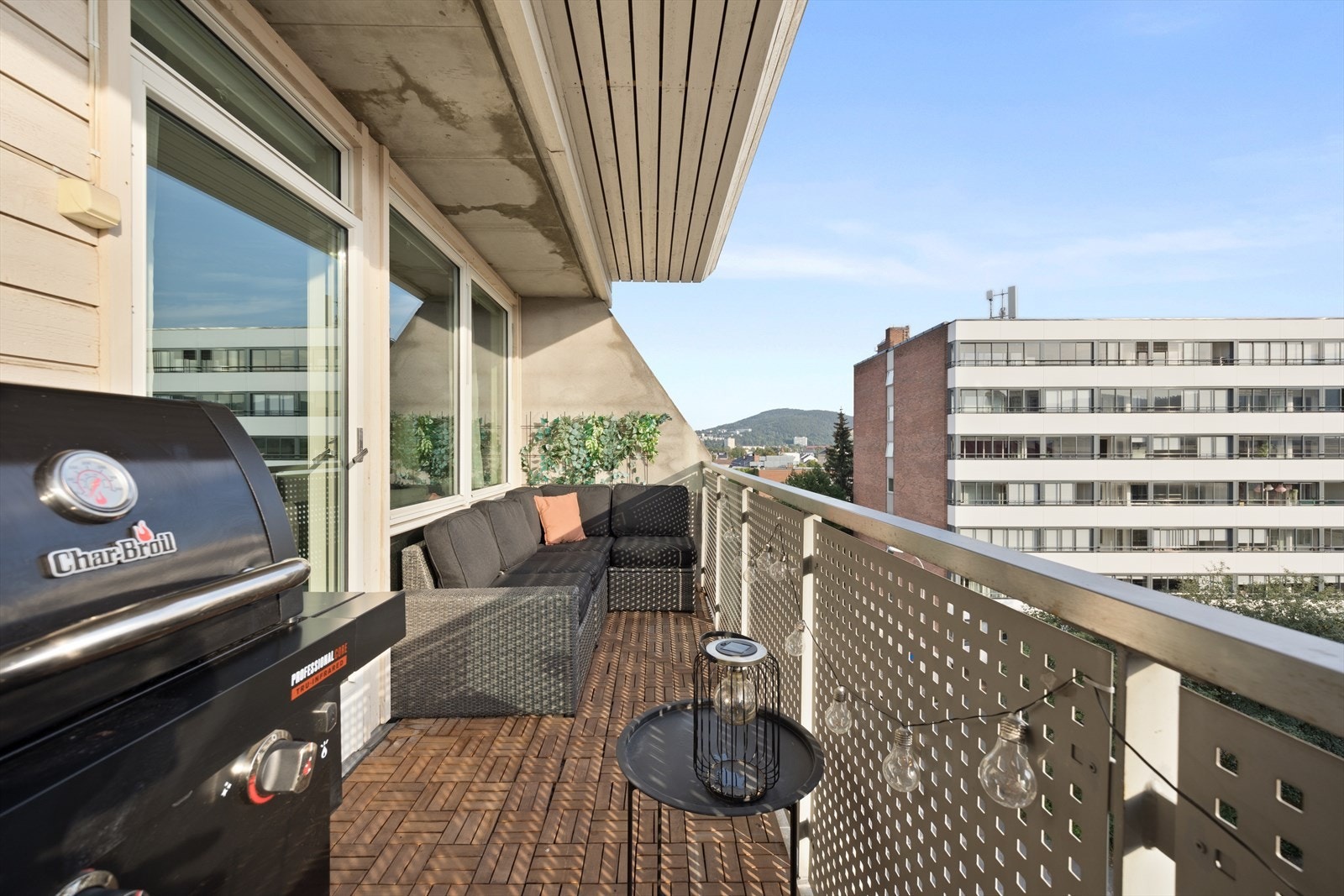 Leiligheten har utgang til balkong med utsikt i tillegg til felles takterrasse Galleribilde