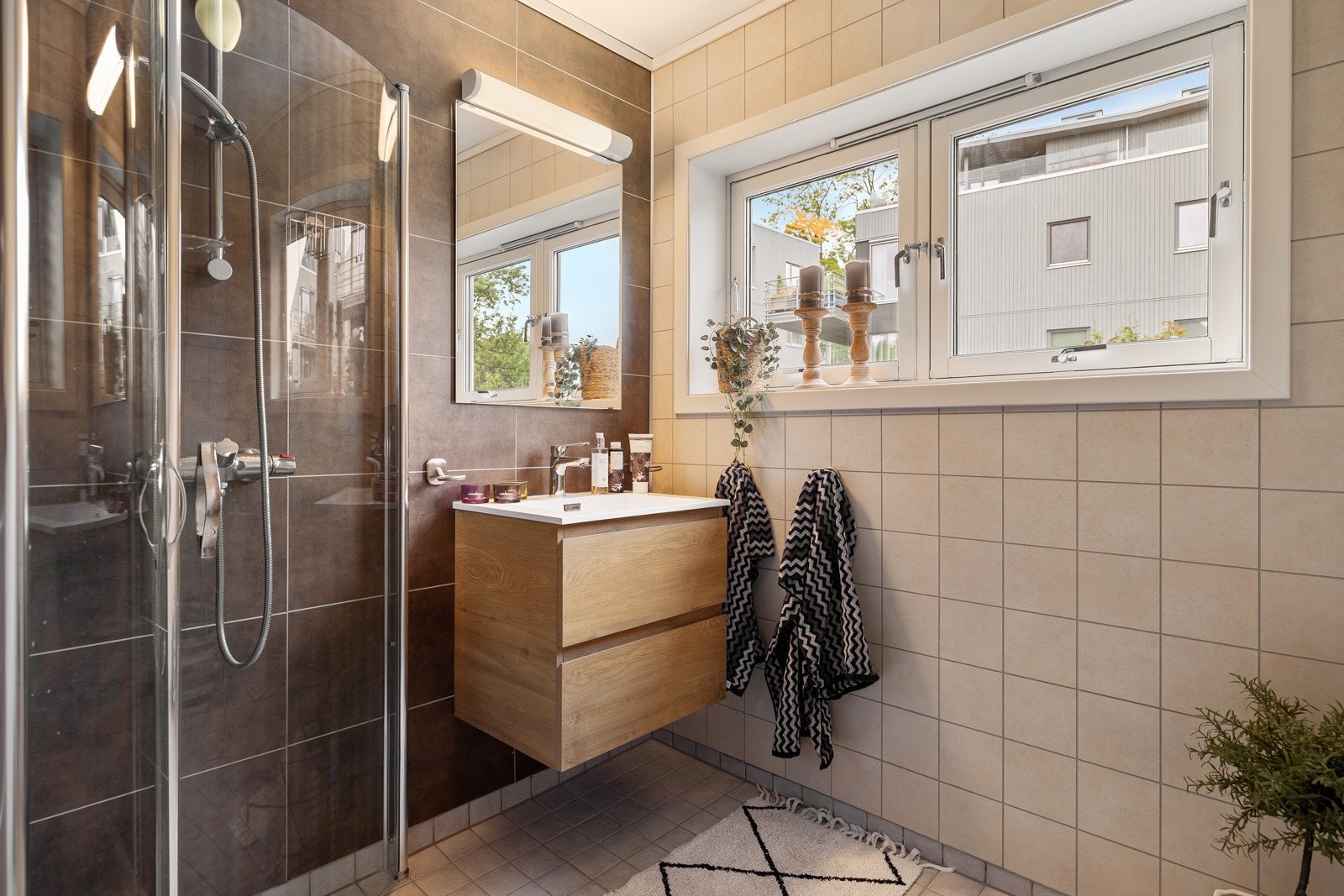 Baderommet på 5,5 kvm har varmekabler i gulvet, delvis adskilt toalett og oppbevaringsplass i baderomsinnredning. Galleribilde