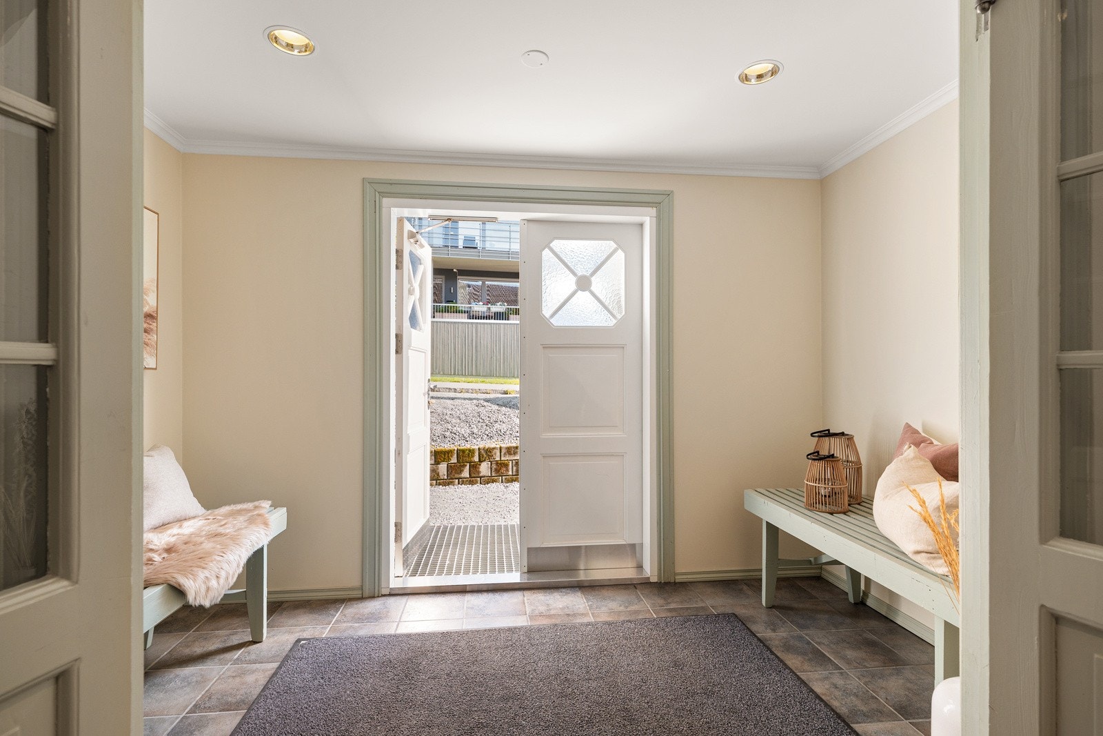 Felles trapperom fordeler til kjeller og to leiligheter pr. etasje. Galleribilde