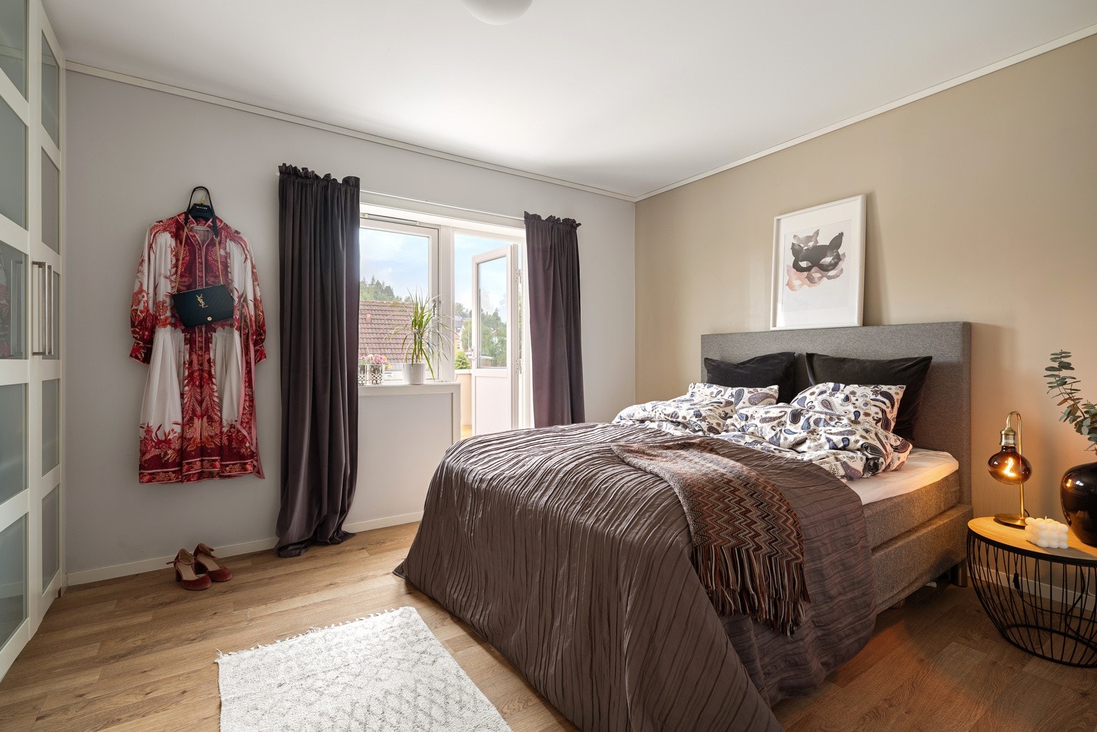 Romslig soverom på 12 kvm med stor garderobeløsning og direkte adkomst til solrik veranda på 25 kvm. Galleribilde