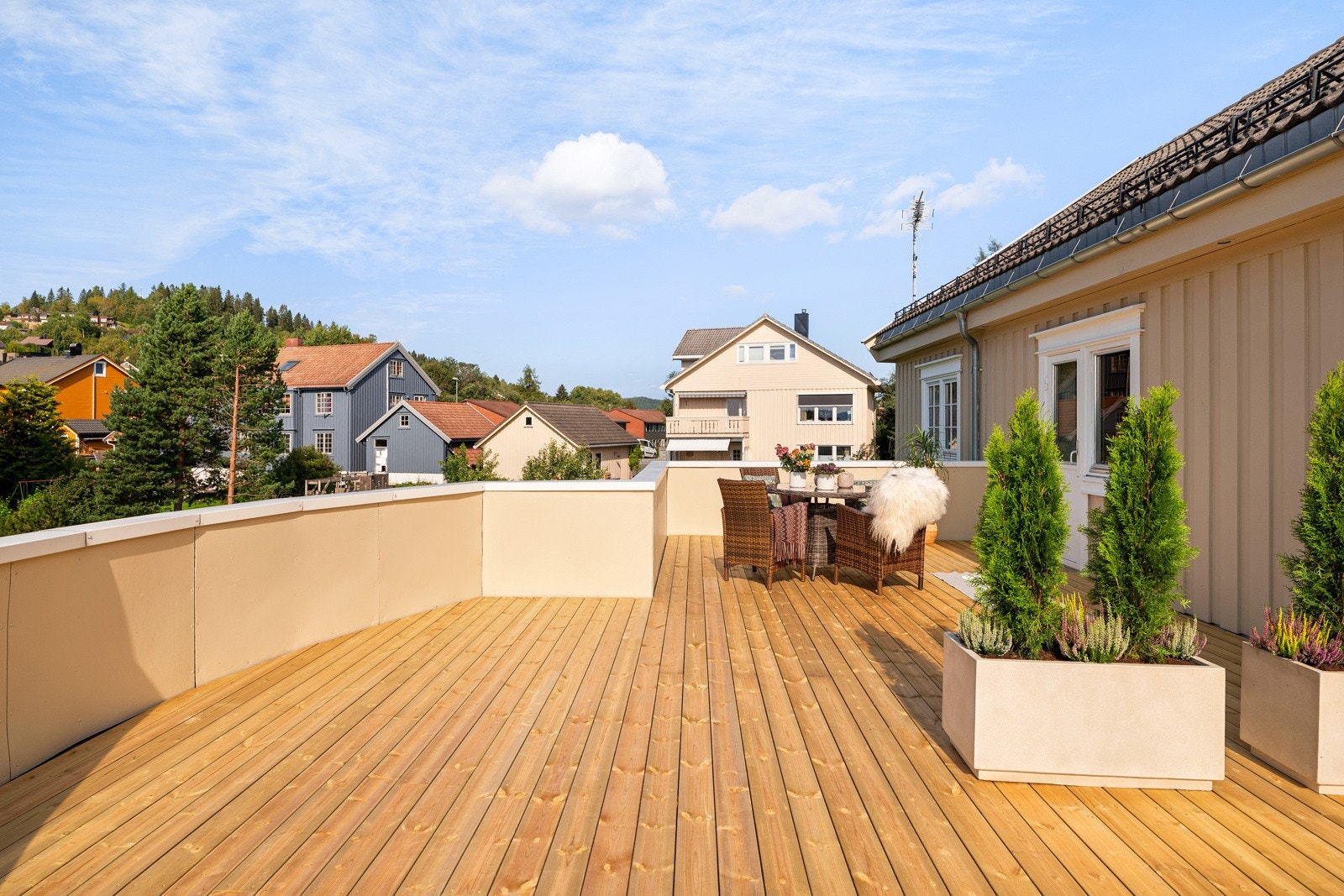 Leiligheten disponerer ca. 25 kvm av veranda på 50 kvm som deles med naboleilighet i samme etasje. Galleribilde