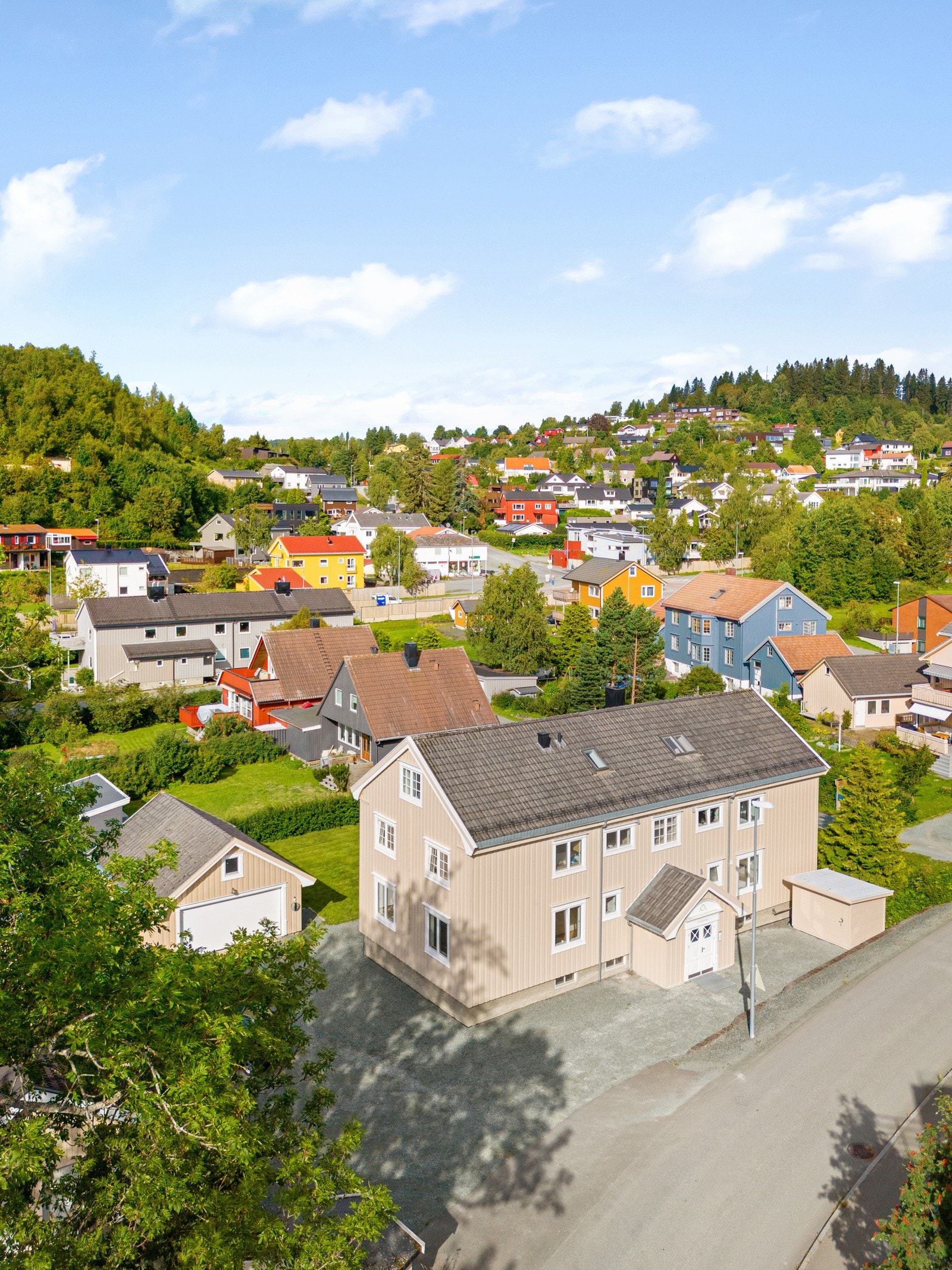 Sameiet har felles sykkelbod til høyre for inngangspartiet. Galleribilde