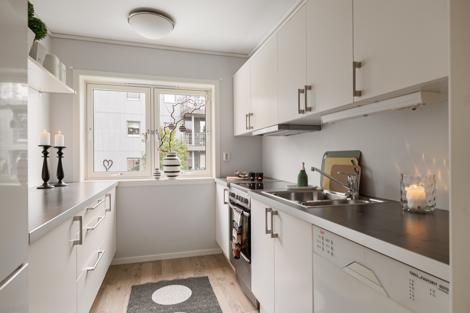 Komplett kjøkken med integrerte hvitevarer og godt med skap- og benkeplass. Galleribilde