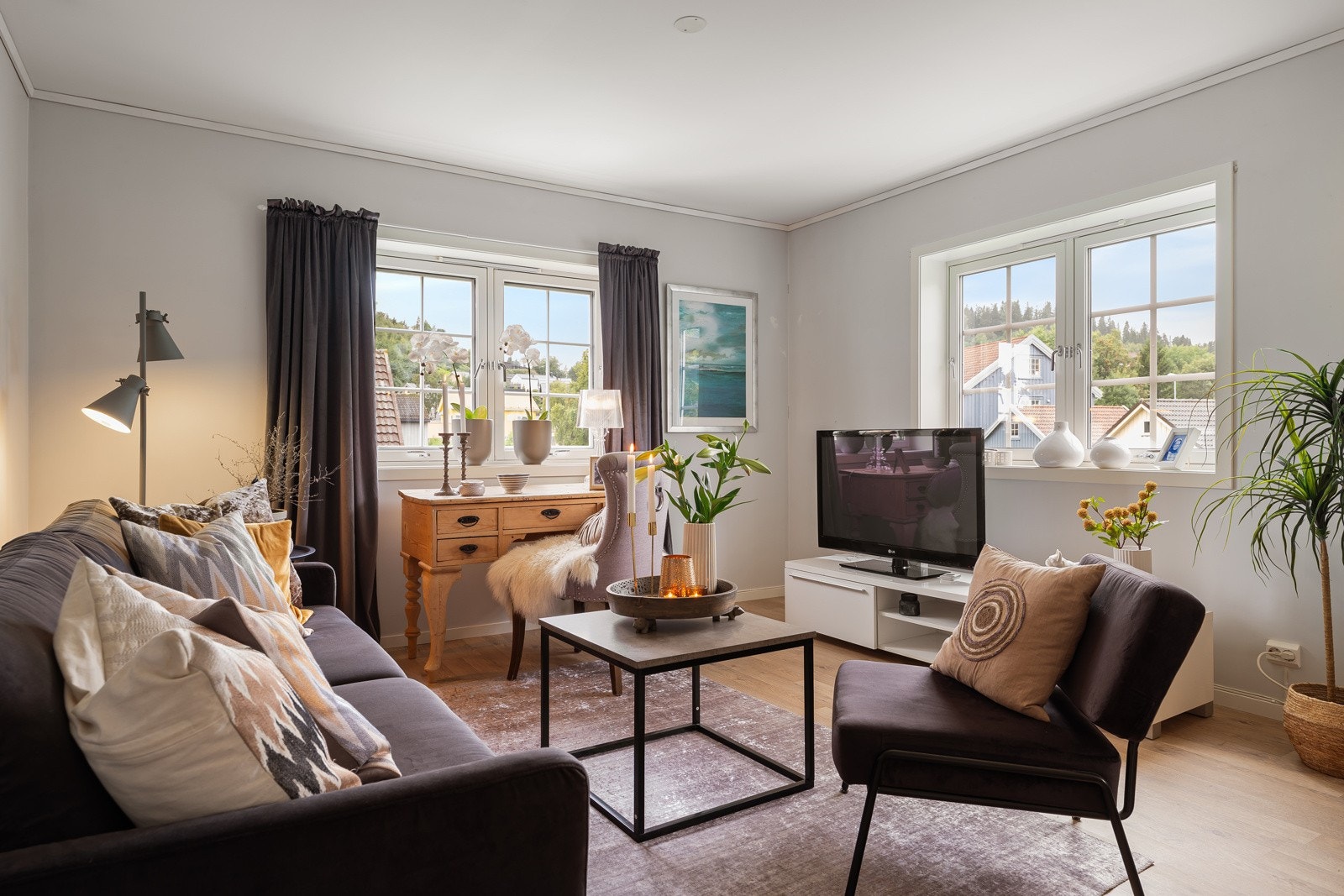 Stuen på 26,5 kvm har godt lysinnslipp fra store vindusflater og oppleves som luftig. Galleribilde