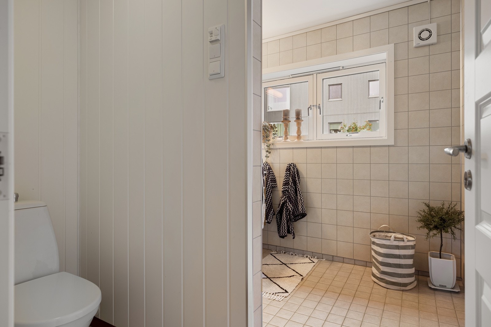 Leiligheten har opplegg for vaskemaskin i stort felles vaskerom i felles kjeller. Galleribilde