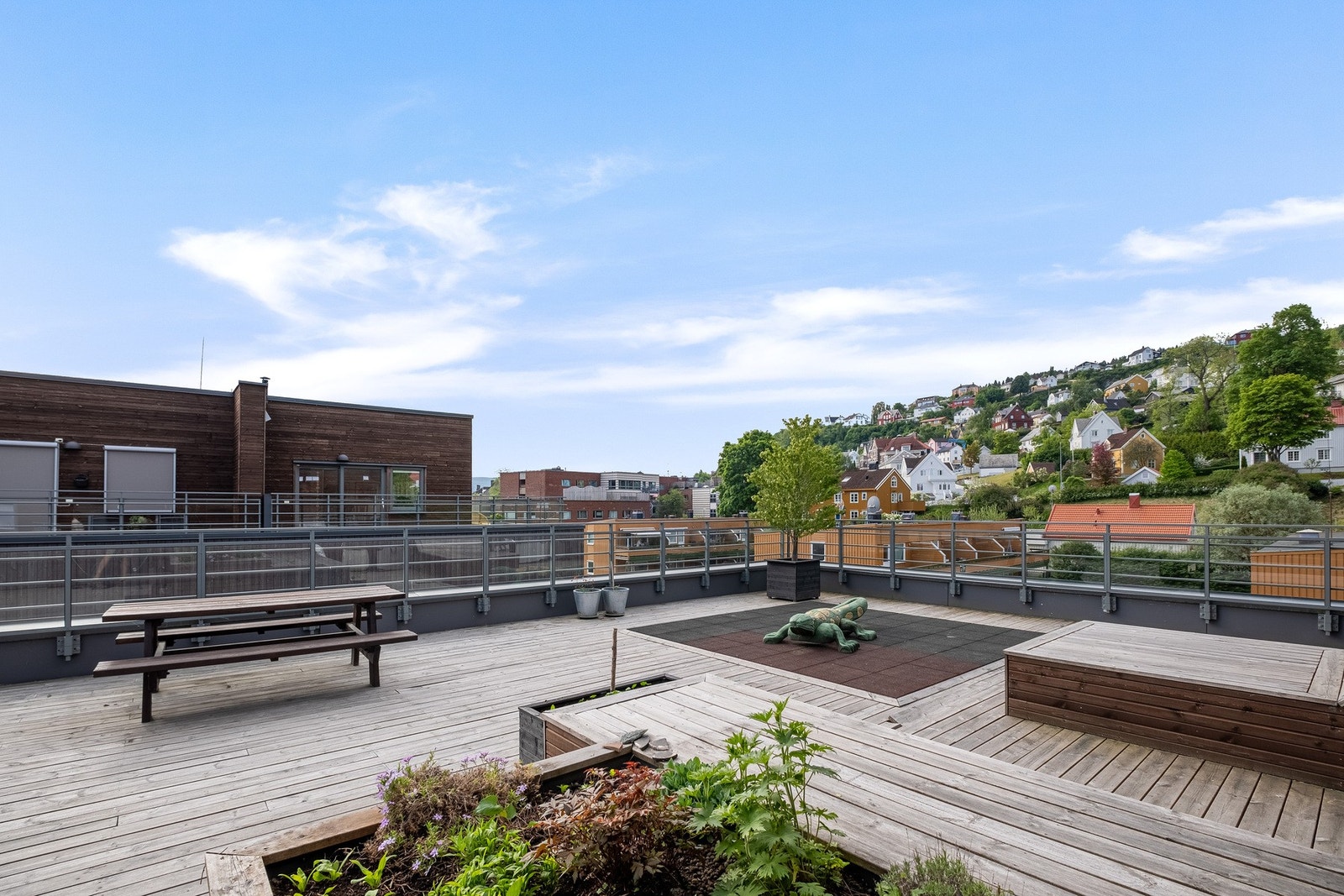 Felles takterrasse hvor man har sol til ca. kl. 20:00 på sommer halvåret. Galleribilde