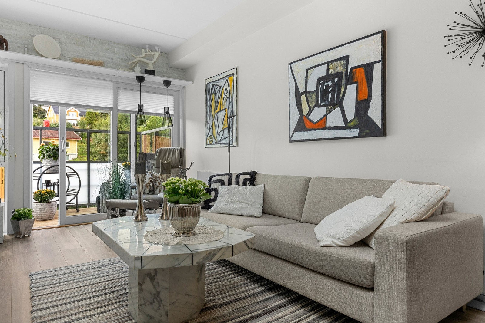 Leiligheten ligger i 3 etasje og har en herlig sydvendt balkong med utgang fra stuen. Galleribilde