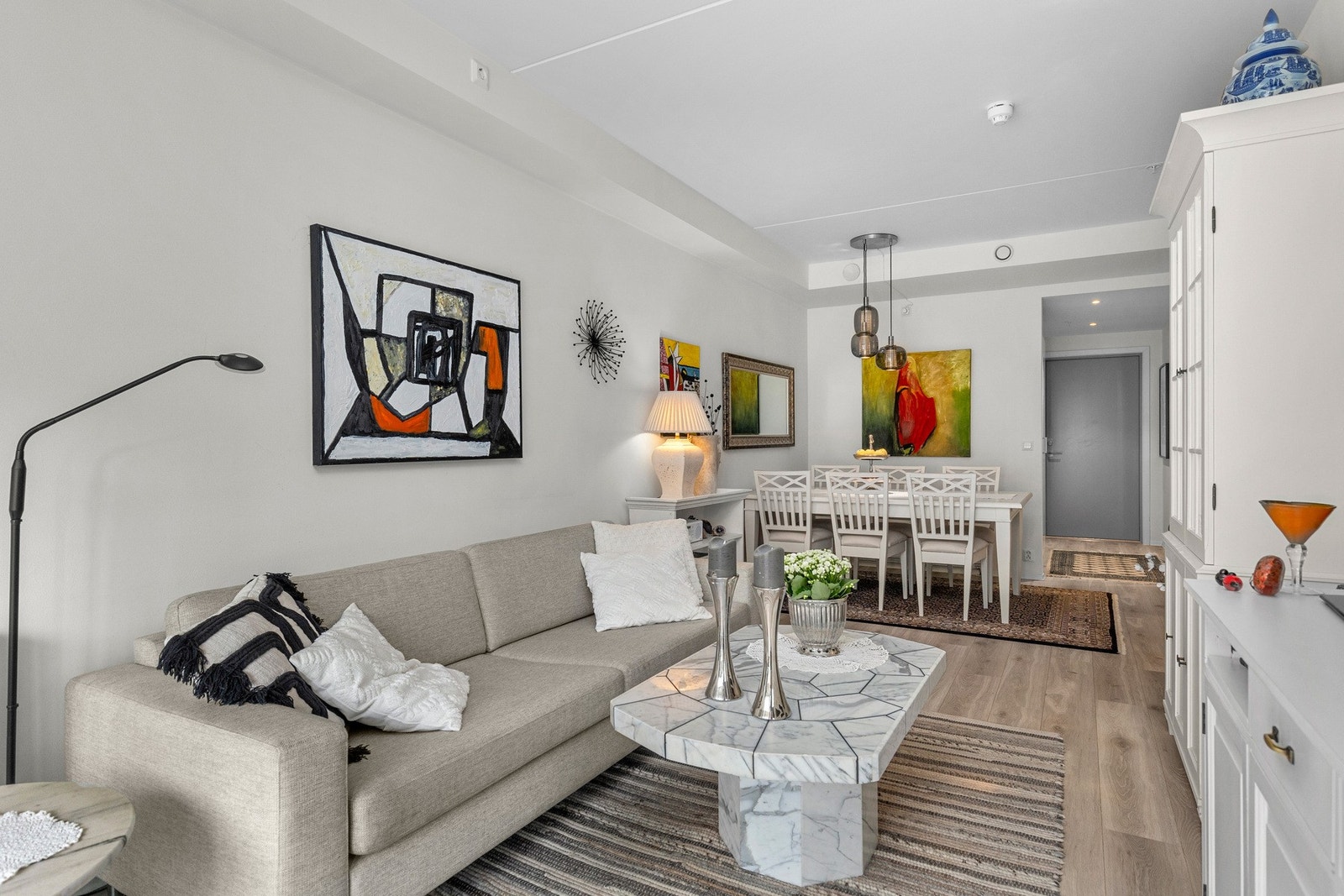 Leiligheten har stilrene farge- og materialvalg, balansert ventilasjon, høy standard og en god planløsning. Galleribilde