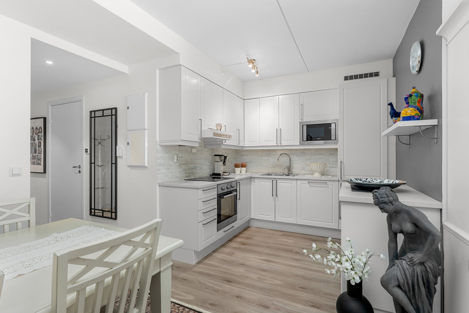 Kjøkkenet er moderne og velutstyrt og oppgradert med blant annet backsplash av stein. Galleribilde