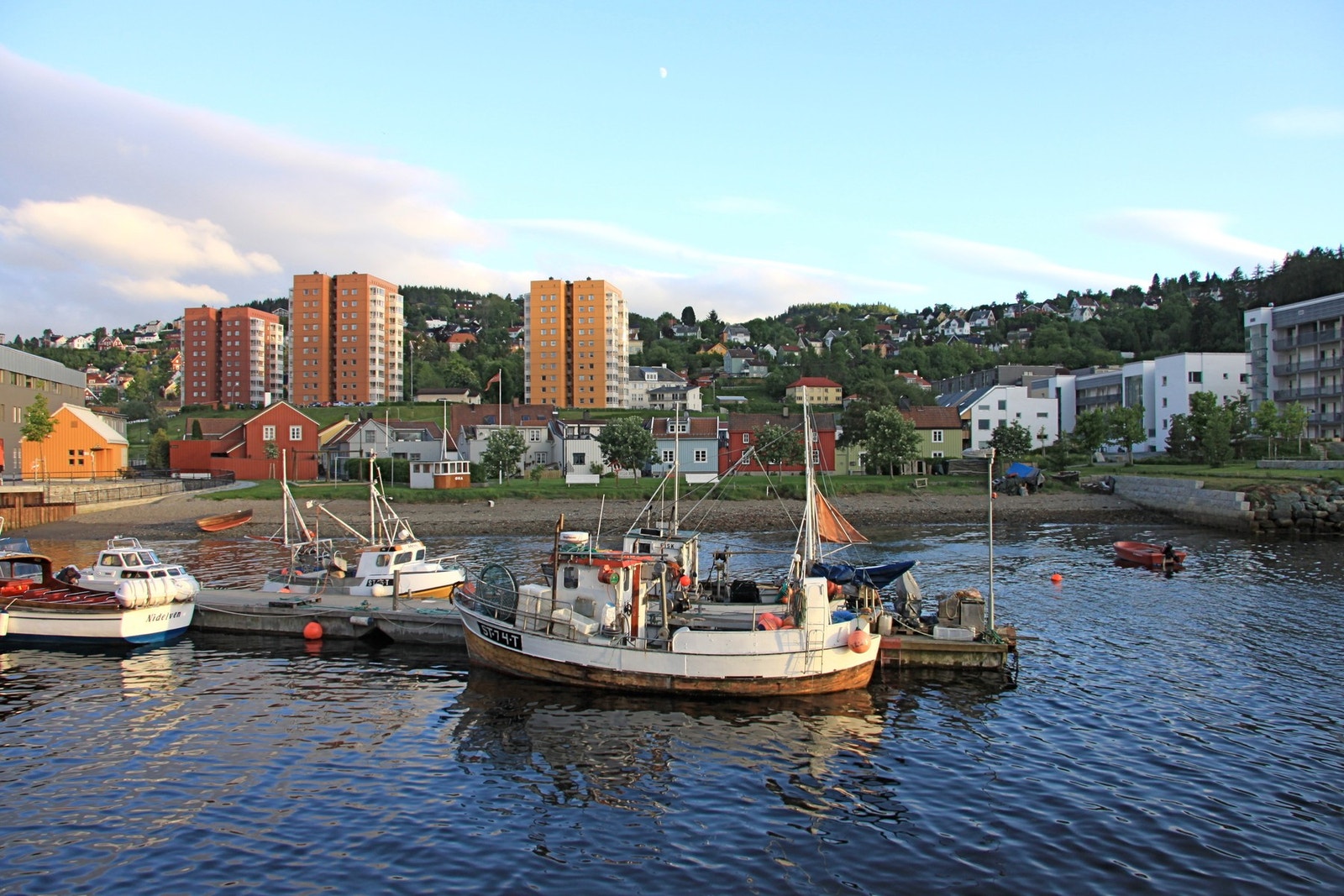 En kort spaser tur fra leiligheten ligger strandpromenaden i Ilsvika. Galleribilde