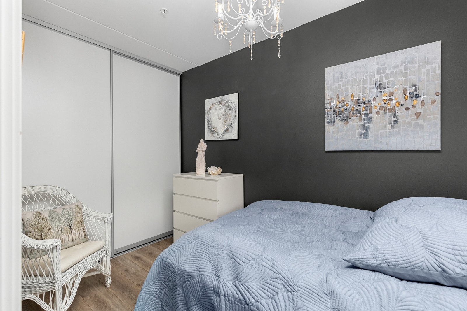 Soverom malt i sorte fargetoner. Her er det godt med garderobeplass. Galleribilde