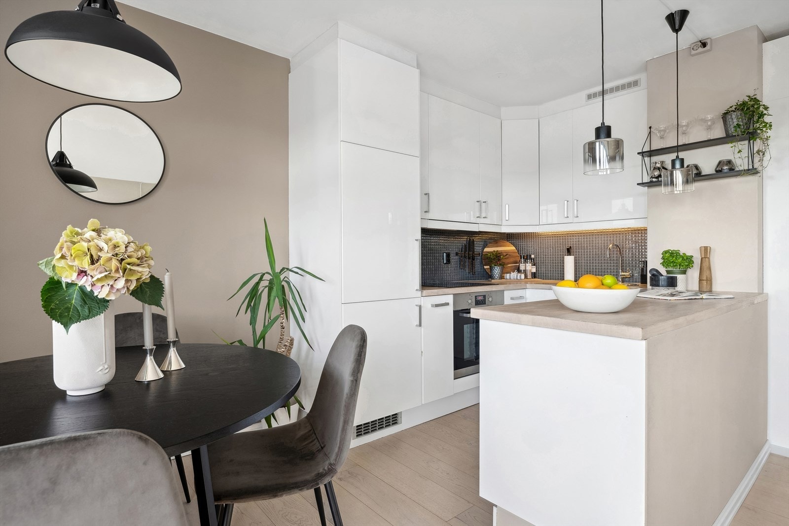 Det stilrene og velutstyrte Ikea-kjøkkenet fra 2010 oppleves sømløst og moderne med integrerte hvitevarer Galleribilde