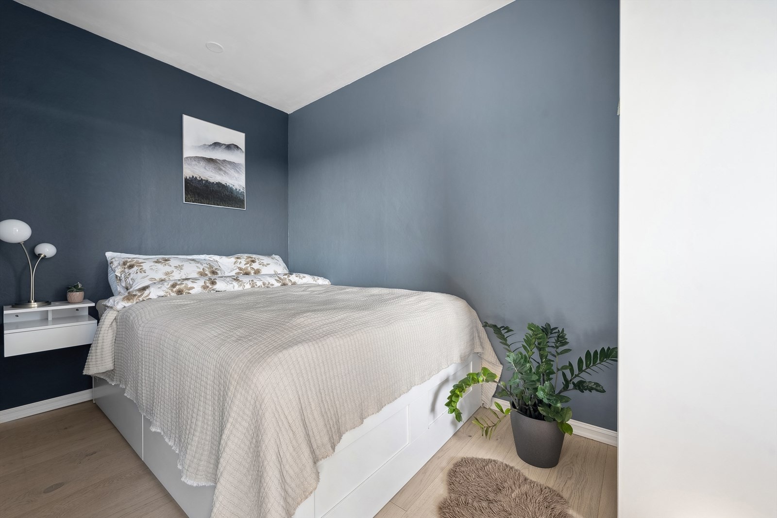 Veggflatene ble i 2021 malt opp i en dempet blåtone som skaper en behagelig atmosfære Galleribilde