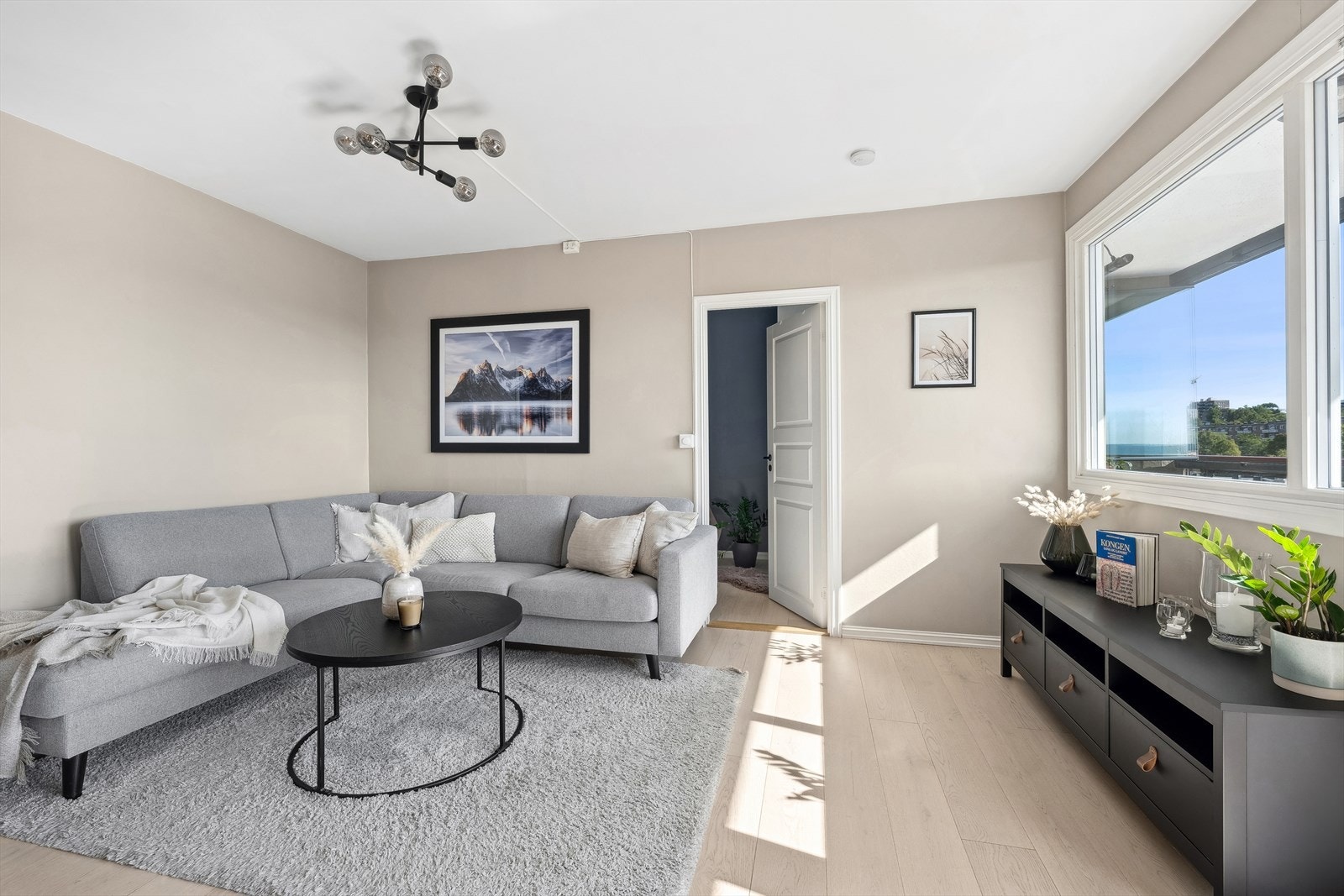 Den romslige stuen kan enkelt møbleres med stor sofaseksjon i tillegg til egen sone med spisebord Galleribilde