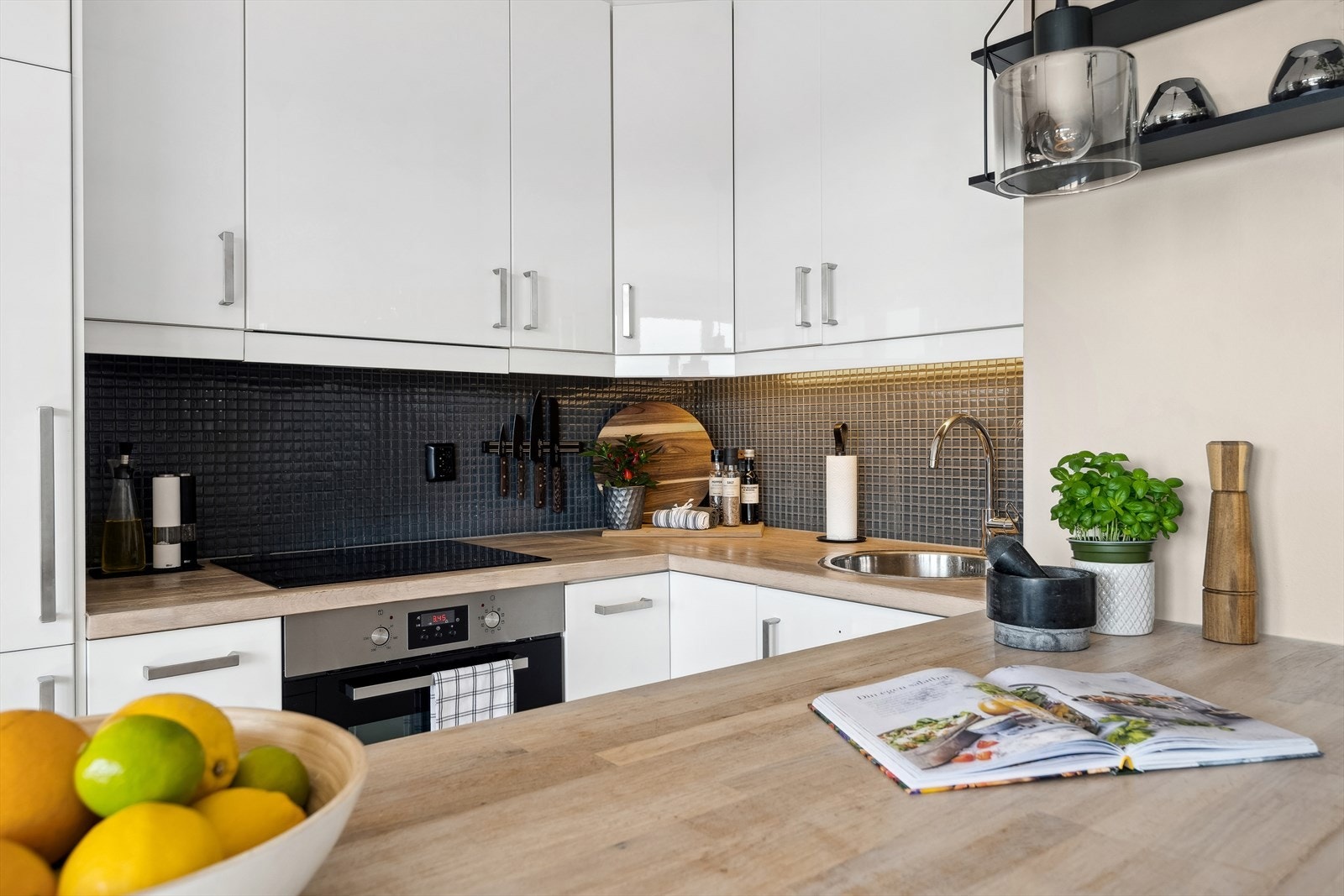 Det praktiske kjøkkenet har også integrert vaskemaskin, slik denne ikke opptar masse plass på baderommet Galleribilde