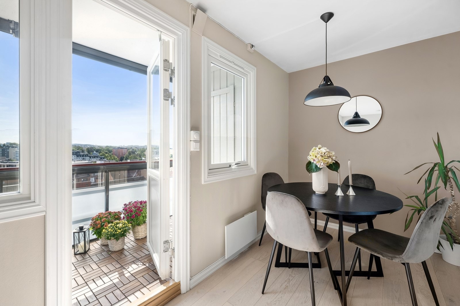 Utsikten setter stemningen ved middagsbordet! Galleribilde