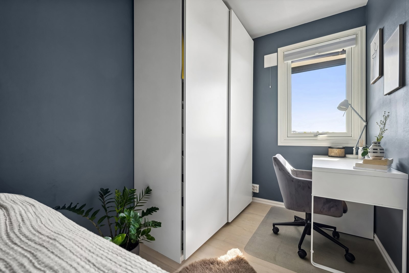 Her er det også plass for å møblere med et hyggelig hjemmekontor Galleribilde