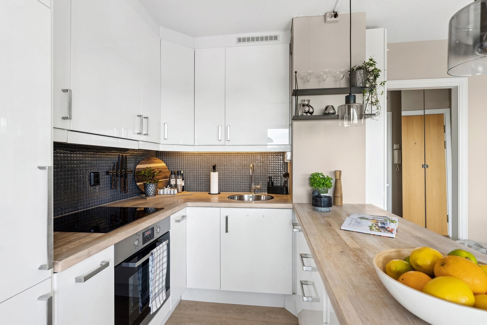 Den ekstra gode benkplassen er som en drøm for de kokkeglade, og her ligger alt til rette for å komponere hyggelige måltider Galleribilde