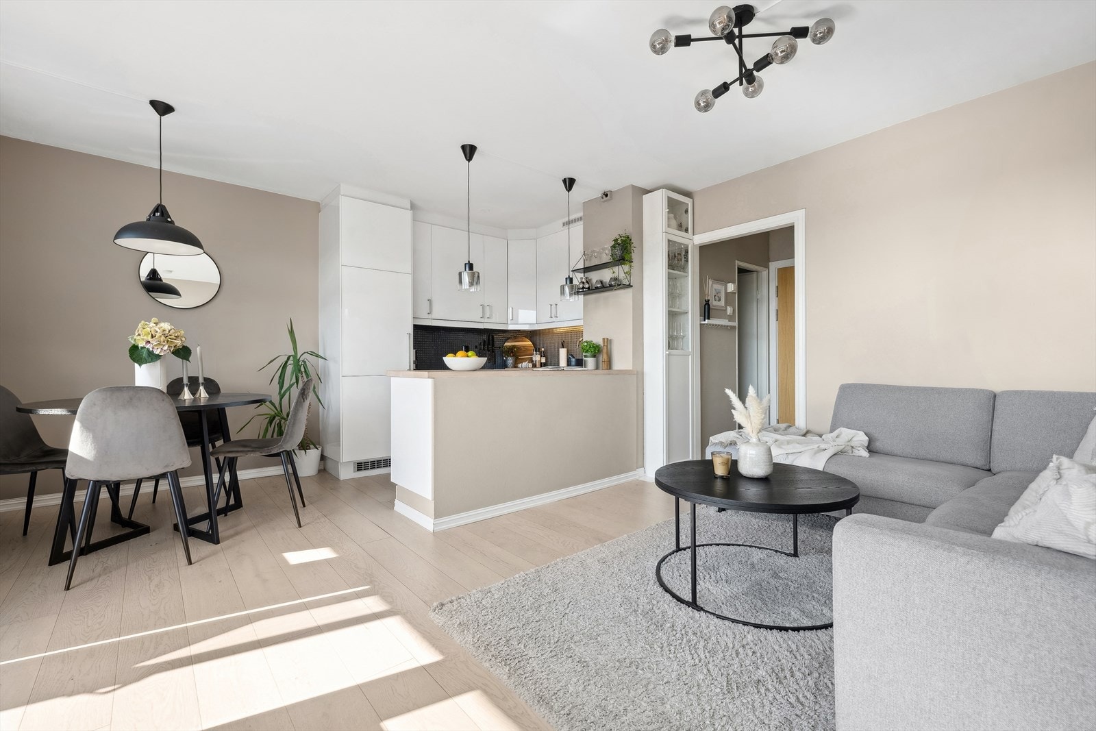 Den sosiale stuen ligger i åpen løsning mot kjøkkenet og her kan samtalen flyte fritt selv under middagsforberedelsene Galleribilde