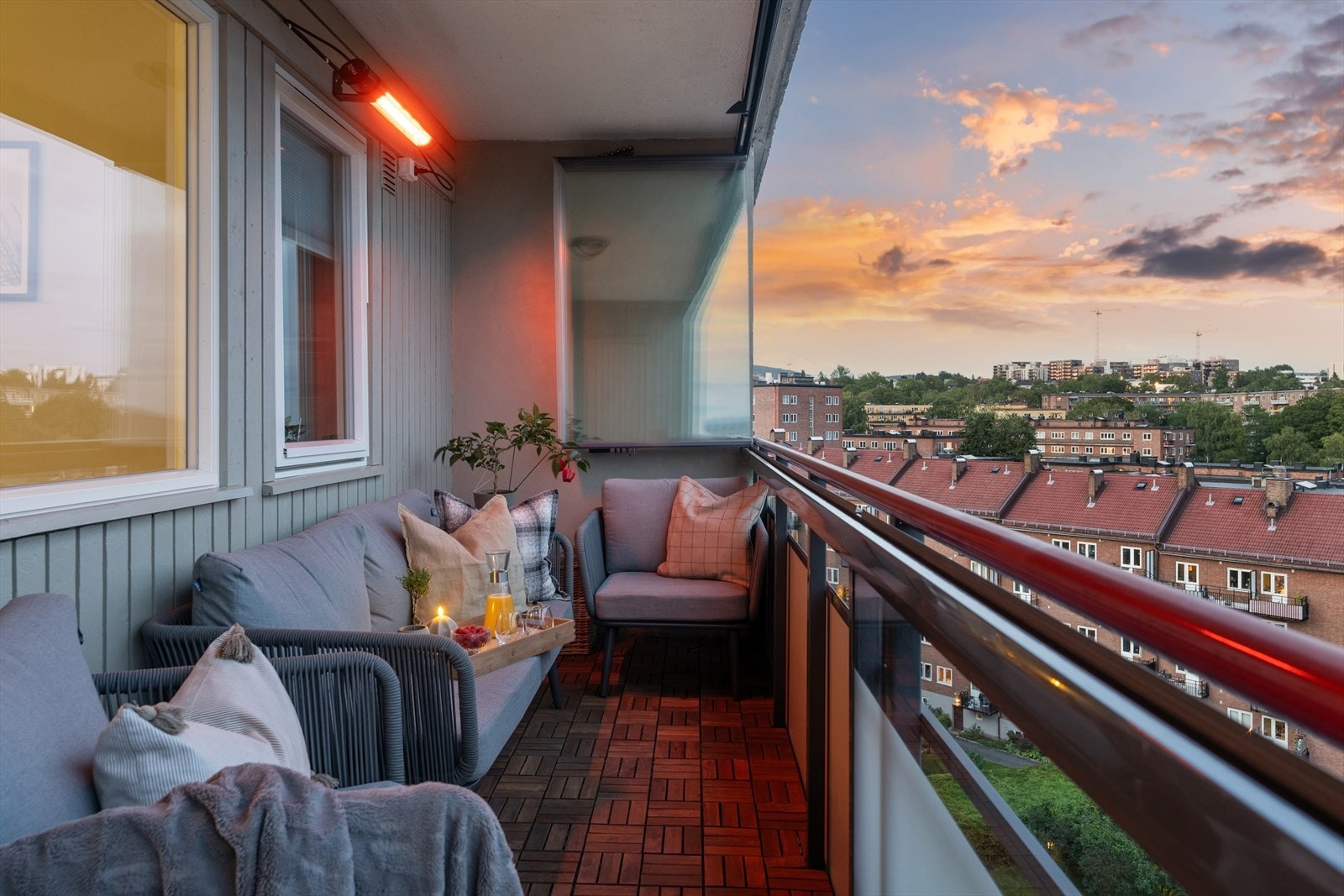 Selv på kalde vinterdager kan balkongen benyttes - trekk for glassene og skru på den lune varmelampen, så har man plutselig en hyggelig vinterhage Galleribilde