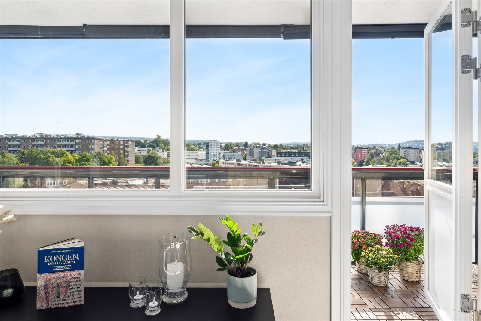 Her bor man høyt og luftig med nydelig utsikt, samtidig helt usjenert uten innsyn Galleribilde