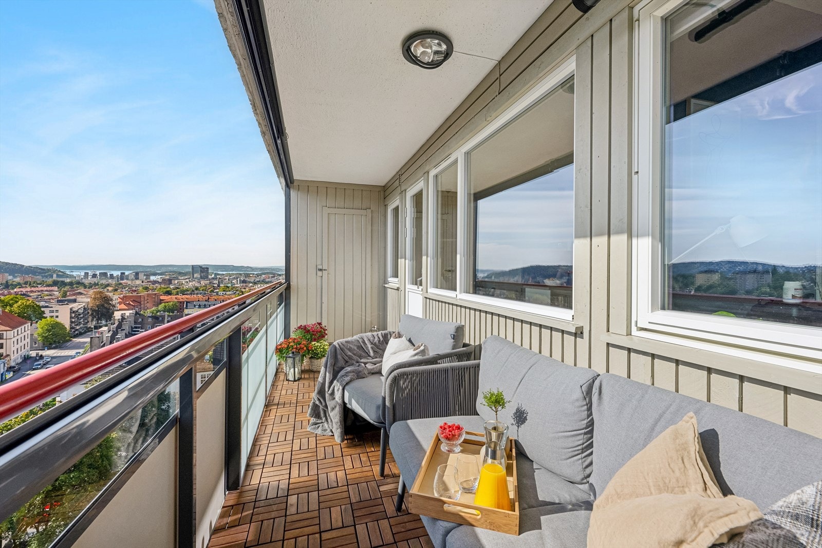 Toppleiligheten har en sydøstvendt balkong av svært god størrelse, som oppleves som en utvidelse av stuen på varme sommerdager Galleribilde