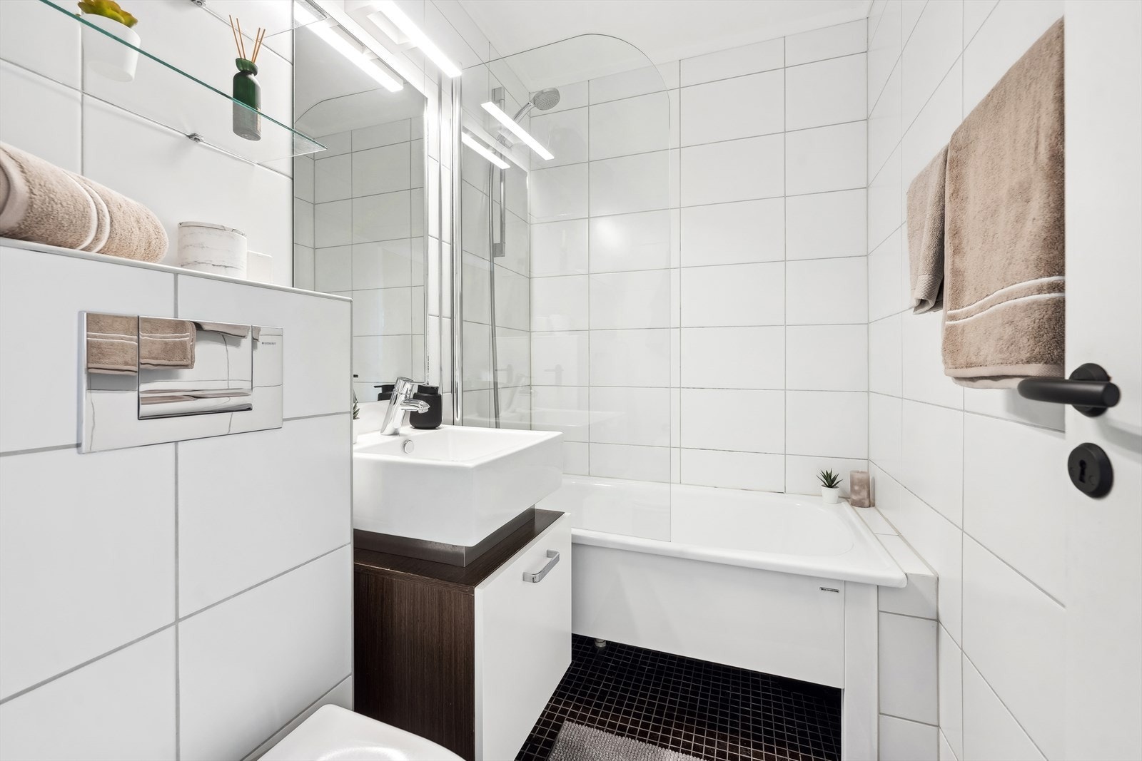 Delikat og stilrent baderom fra 2010, med et moderne og tidløst preg - Lun gulvvarme skaper en behagelig atmosfære Galleribilde