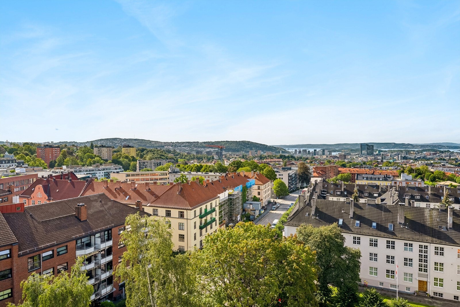 Straks du trer ut på balkongen fanges oppmerksomheten umiddelbart av den fortryllende utsikten mot byen og Oslofjorden Galleribilde
